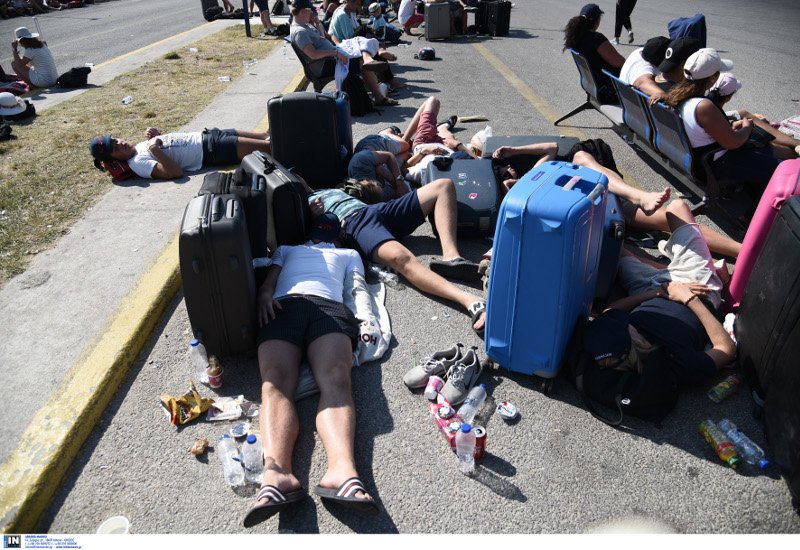 Κως: Καθυστερήσεις στις πτήσεις από τον σεισμό -Μοιράζουν νερό και φαγητό στους επιβάτες [εικόνες] | iefimerida.gr 4