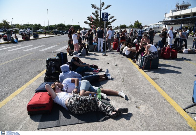 Κως: Καθυστερήσεις στις πτήσεις από τον σεισμό -Μοιράζουν νερό και φαγητό στους επιβάτες [εικόνες] | iefimerida.gr 6