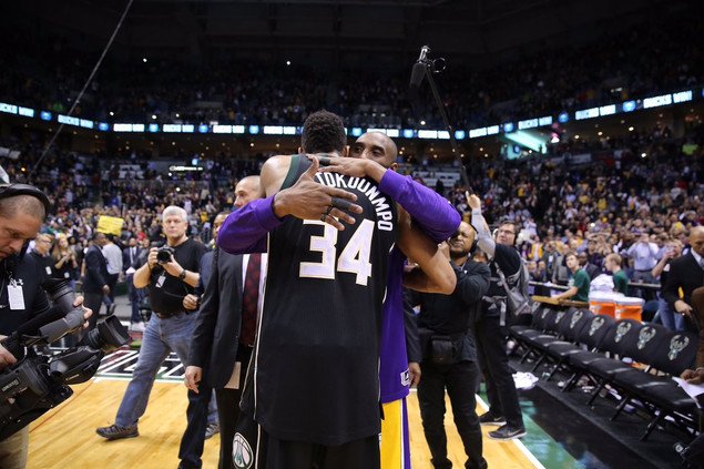 Ο Αντετοκούνμπο «γονάτισε» και τον Κόμπι Μπράιαντ - Triple double με απίστευτη εμφάνιση [βίντεο] | iefimerida.gr 0