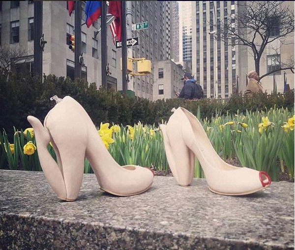 Ο σχεδιαστής Κόμπι Λεβί μαγεύτηκε από την Ελλάδα -Θέλει να δημιουργήσει παπoύτσια εμπνευσμένα από τα τσαρούχια [εικόνες] | iefimerida.gr 4