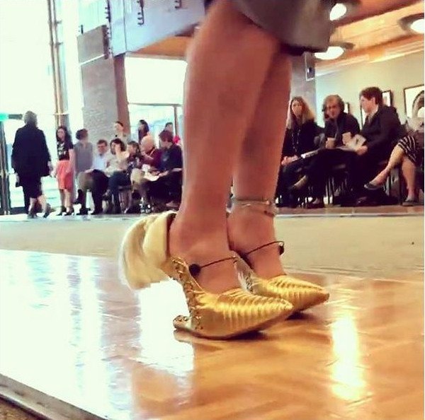 Ο σχεδιαστής Κόμπι Λεβί μαγεύτηκε από την Ελλάδα -Θέλει να δημιουργήσει παπoύτσια εμπνευσμένα από τα τσαρούχια [εικόνες] | iefimerida.gr 3