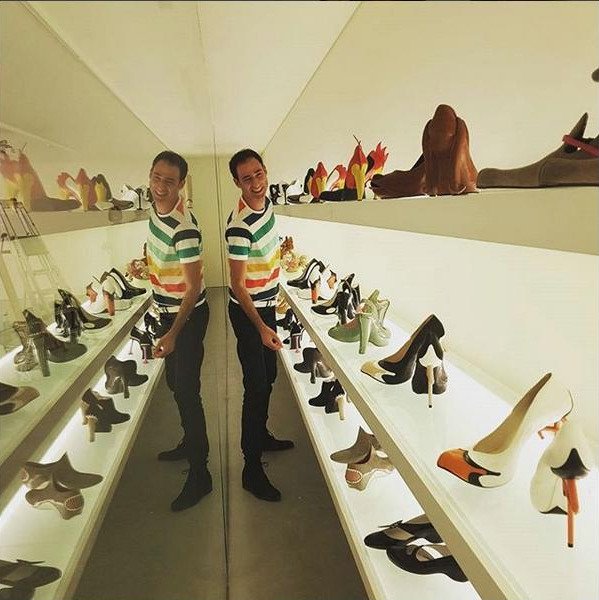 Ο σχεδιαστής Κόμπι Λεβί μαγεύτηκε από την Ελλάδα -Θέλει να δημιουργήσει παπoύτσια εμπνευσμένα από τα τσαρούχια [εικόνες] | iefimerida.gr 1