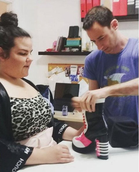 Ο σχεδιαστής Κόμπι Λεβί μαγεύτηκε από την Ελλάδα -Θέλει να δημιουργήσει παπoύτσια εμπνευσμένα από τα τσαρούχια [εικόνες] | iefimerida.gr 0