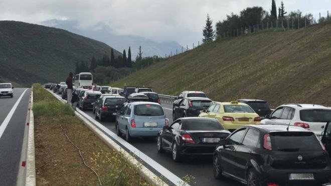 Επιστροφή ταλαιπωρίας: Ουρές χιλιομέτρων και κακοκαιρία στις εθνικές οδούς [εικόνες & βίντεο] | iefimerida.gr 2