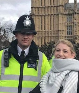 Η τελευταία φωτογραφία του άτυχου αστυνομικού στο Λονδίνο -Selfie με τουρίστρια, 43 λεπτά πριν δολοφονηθεί [εικόνα] | iefimerida.gr 0