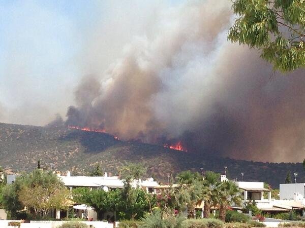 H Ελλη Κοκκίνου φωτογραφίζει καρέ καρέ τη φωτιά όπου πλησιάζει την παραλία που βρίσκεται [εικόνες] | iefimerida.gr 0
