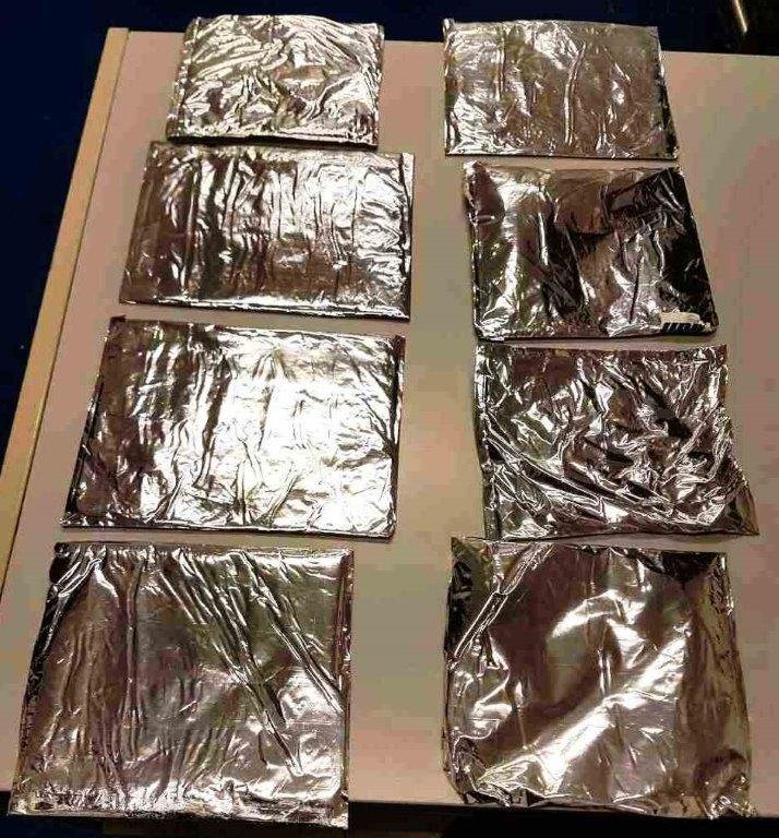 Εκρυβε 2,5 κιλά κοκαΐνη σε... παιδικά βιβλία [εικόνες] | iefimerida.gr 1