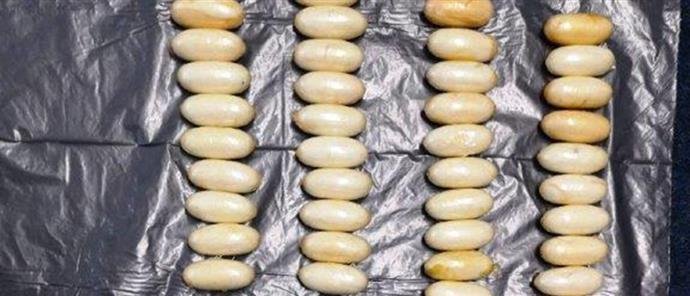 Ο άνδρας μετέφερε στο... στομάχι του, έχοντας καταπιεί 87 αυτοσχέδιες συσκευασίες, συνολικά 960 γραμμάρια κοκαϊνης