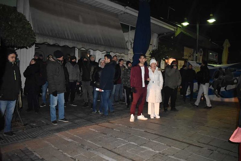 Λάρισα: Διαμαρτυρήθηκαν έξω από το γραφείο του Βασίλη Κόκκαλη [εικόνες] | iefimerida.gr 1