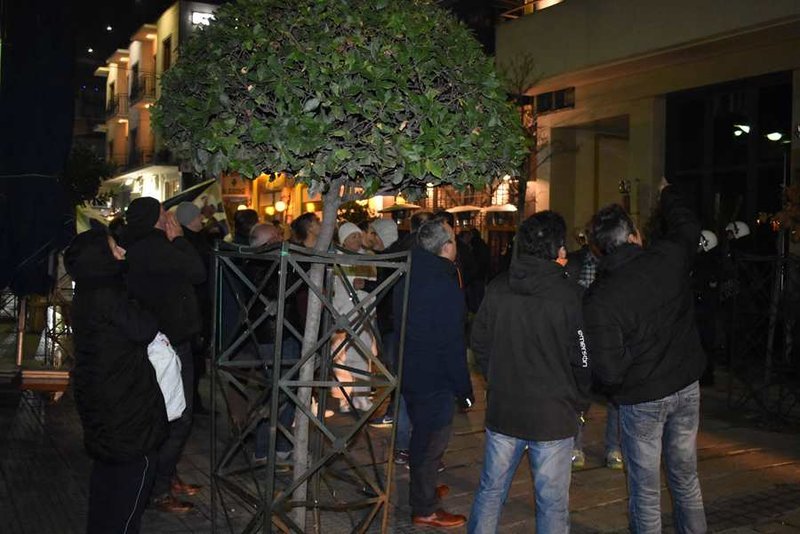 Λάρισα: Διαμαρτυρήθηκαν έξω από το γραφείο του Βασίλη Κόκκαλη [εικόνες] | iefimerida.gr 3