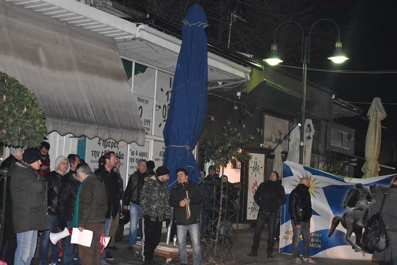 Λάρισα: Διαμαρτυρήθηκαν έξω από το γραφείο του Βασίλη Κόκκαλη [εικόνες] | iefimerida.gr 4