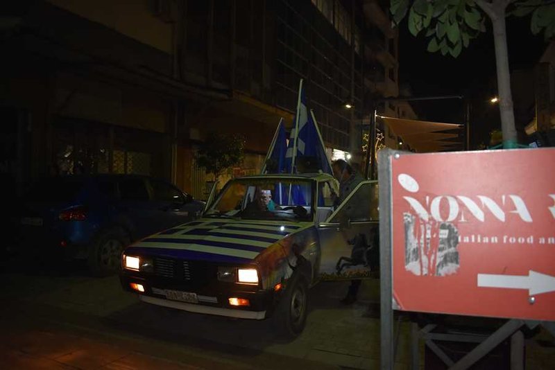 Λάρισα: Διαμαρτυρήθηκαν έξω από το γραφείο του Βασίλη Κόκκαλη [εικόνες] | iefimerida.gr 5