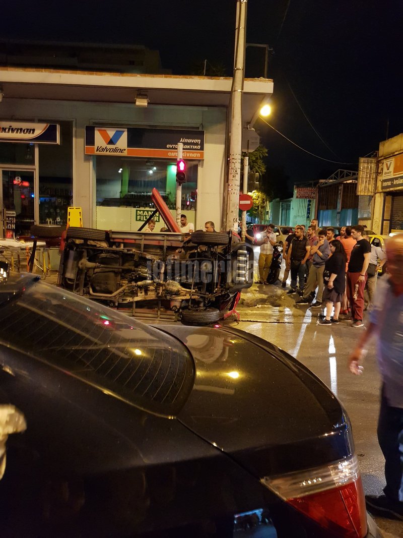 Σφοδρή σύγκρουση ΙΧ στην Θηβών -Ντελαπάρισε αυτοκίνητο, απεγκλωβίστηκε γυναίκα [αποκλειστικές εικόνες] | iefimerida.gr 0