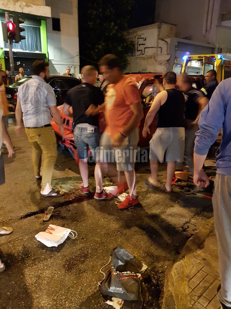 Σφοδρή σύγκρουση ΙΧ στην Θηβών -Ντελαπάρισε αυτοκίνητο, απεγκλωβίστηκε γυναίκα [αποκλειστικές εικόνες] | iefimerida.gr 1