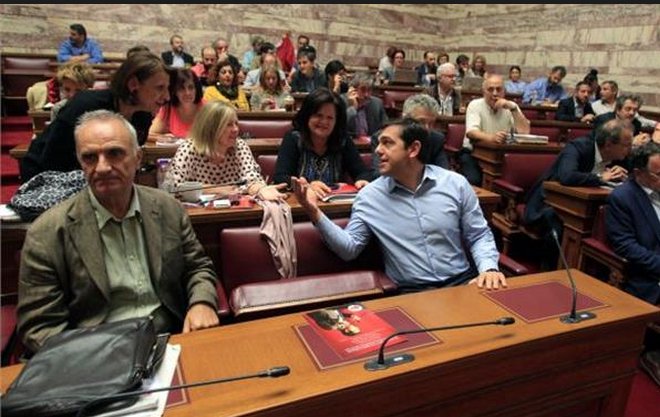 Ποιο είναι το «κόκκινο βιβλίο» που μοίρασε ο Αλέξης Τσίπρας  | iefimerida.gr 1