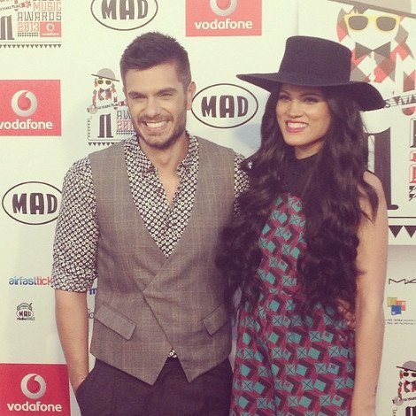 Ντυμένη νύφη στο κόκκινο χαλί η Demy του Ακη Πετρετζίκη [εικόνα] | iefimerida.gr 3