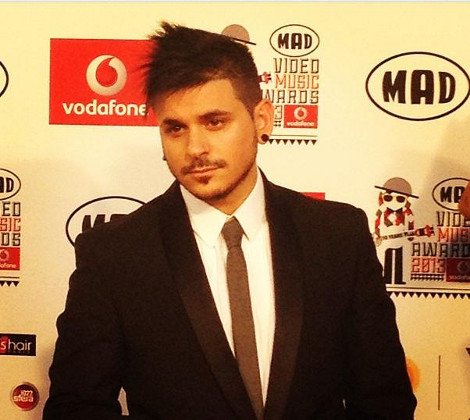 Ντυμένη νύφη στο κόκκινο χαλί η Demy του Ακη Πετρετζίκη [εικόνα] | iefimerida.gr 2