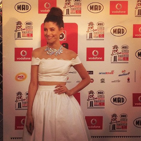 Ντυμένη νύφη στο κόκκινο χαλί η Demy του Ακη Πετρετζίκη [εικόνα] | iefimerida.gr 0