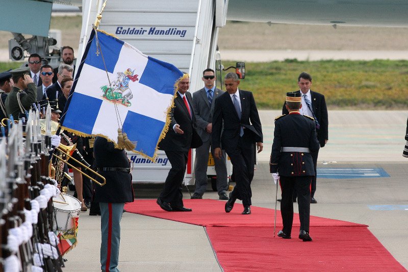 Απρόοπτο με το κόκκινο χαλί στην υποδοχή Ομπάμα -Ετρεχαν να το... ευθυγραμμίσουν με τη σκάλα αποβίβασης [εικόνες] | iefimerida.gr 0