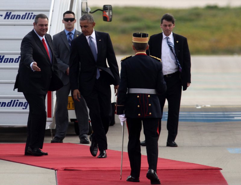 Απρόοπτο με το κόκκινο χαλί στην υποδοχή Ομπάμα -Ετρεχαν να το... ευθυγραμμίσουν με τη σκάλα αποβίβασης [εικόνες] | iefimerida.gr 1