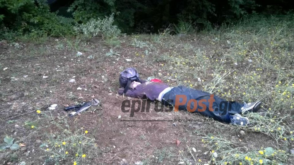 Ο νεκρός Μάριον Κόλα με το καλάσνικοφ στο σημείο της συμπλοκής [εικόνες&βίντεο]   | iefimerida.gr 6