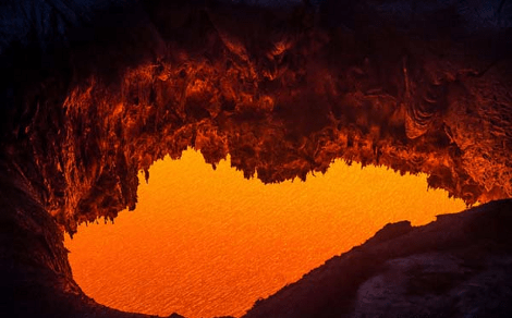 Δύο τολμηροί φωτογράφοι έφτασαν μέχρι τις πύλες Κολάσεως: Απόκοσμες στιγμές που κόβουν την ανάσα [εικόνες&βίντεο] | iefimerida.gr 0