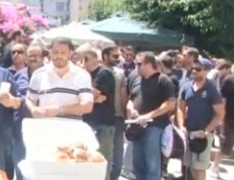 Οι δημοτικοί αστυνομικοί μοιράζουν κόλλυβα στην Κλαυθμώνος [εικόνες] | iefimerida.gr 1