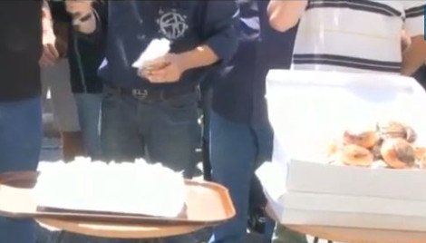 Οι δημοτικοί αστυνομικοί μοιράζουν κόλλυβα στην Κλαυθμώνος [εικόνες] | iefimerida.gr 0