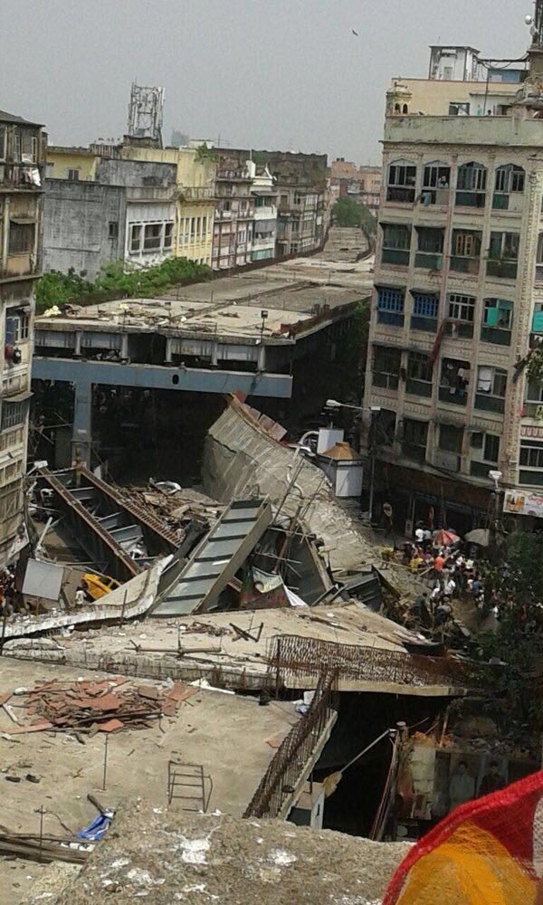 Θρίλερ στην Ινδία: Κατέρρευσε γέφυρα -14 οι νεκροί, πάνω από 150 οι εγκλωβισμένοι [εικόνες & βίντεο] | iefimerida.gr 1