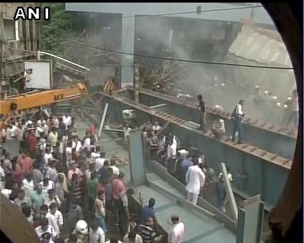 Θρίλερ στην Ινδία: Κατέρρευσε γέφυρα -14 οι νεκροί, πάνω από 150 οι εγκλωβισμένοι [εικόνες & βίντεο] | iefimerida.gr 3