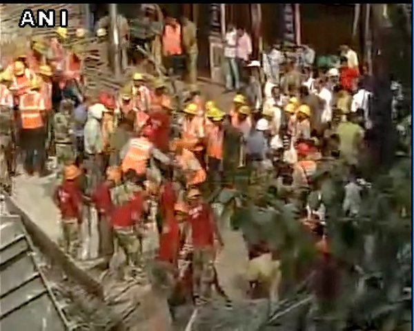 Θρίλερ στην Ινδία: Κατέρρευσε γέφυρα -14 οι νεκροί, πάνω από 150 οι εγκλωβισμένοι [εικόνες & βίντεο] | iefimerida.gr 4