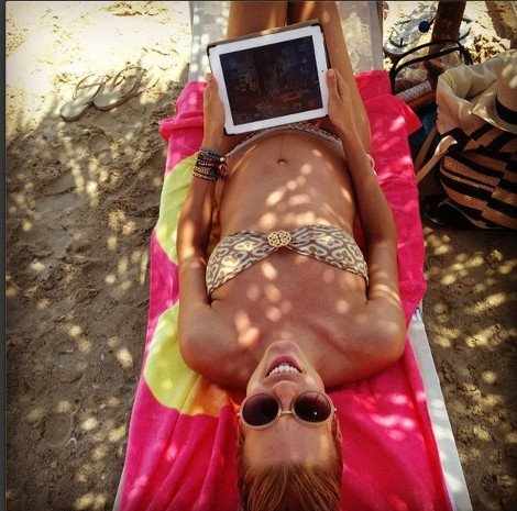 Με φουσκωμένη κοιλίτσα στην παραλία η Βάσω Κολλιδά [εικόνες] | iefimerida.gr 3