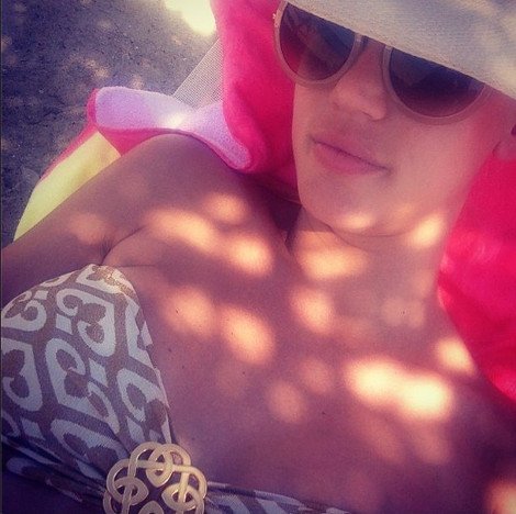 Με φουσκωμένη κοιλίτσα στην παραλία η Βάσω Κολλιδά [εικόνες] | iefimerida.gr 4