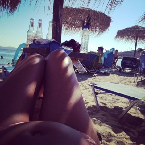 Με φουσκωμένη κοιλίτσα στην παραλία η Βάσω Κολλιδά [εικόνες] | iefimerida.gr 0