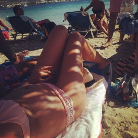 Με φουσκωμένη κοιλίτσα στην παραλία η Βάσω Κολλιδά [εικόνες] | iefimerida.gr 1