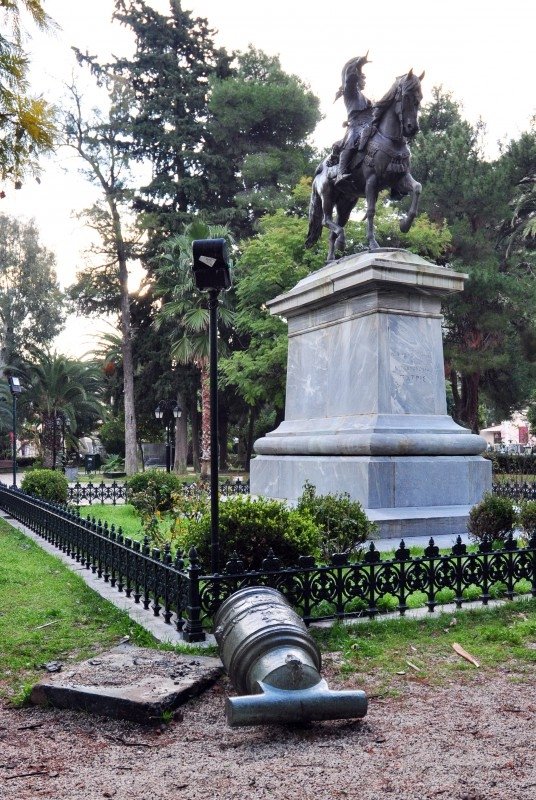 Bάνδαλοι τα «έβαλαν» τώρα με τον Κολοκοτρώνη και τον Υψηλάντη! [εικόνες] | iefimerida.gr 0