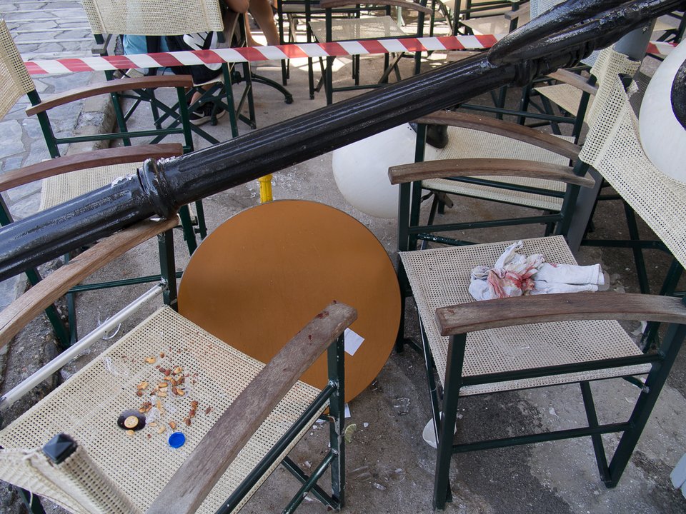 Απίστευτο ατύχημα στα Χανιά -Επεσε η κολόνα και τις πλάκωσε την ώρα που έπιναν καφέ [εικόνες] | iefimerida.gr 0