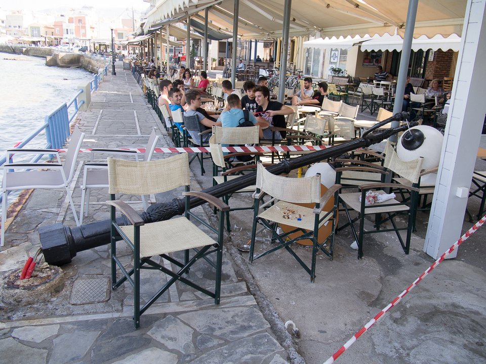 Απίστευτο ατύχημα στα Χανιά -Επεσε η κολόνα και τις πλάκωσε την ώρα που έπιναν καφέ [εικόνες] | iefimerida.gr 1