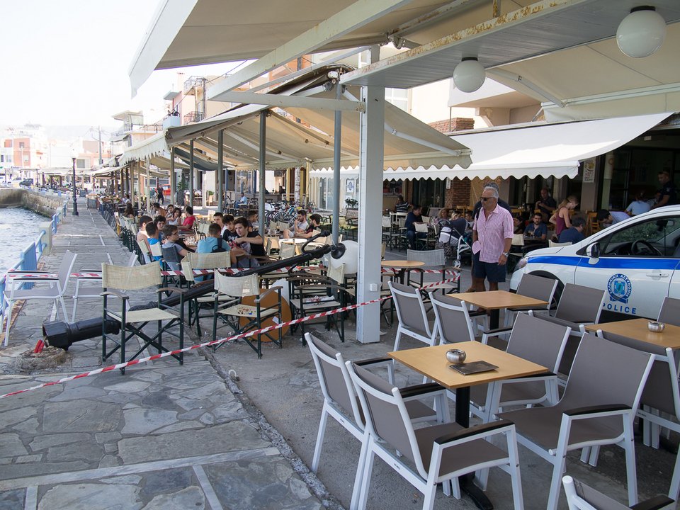 Απίστευτο ατύχημα στα Χανιά -Επεσε η κολόνα και τις πλάκωσε την ώρα που έπιναν καφέ [εικόνες] | iefimerida.gr 5