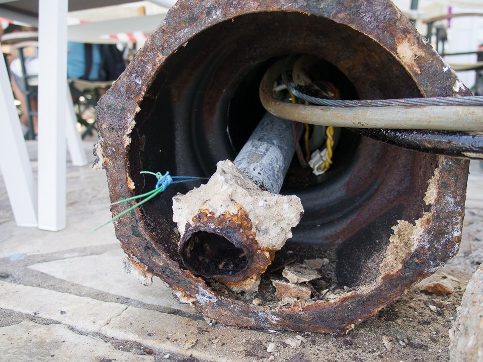 Απίστευτο ατύχημα στα Χανιά -Επεσε η κολόνα και τις πλάκωσε την ώρα που έπιναν καφέ [εικόνες] | iefimerida.gr 6