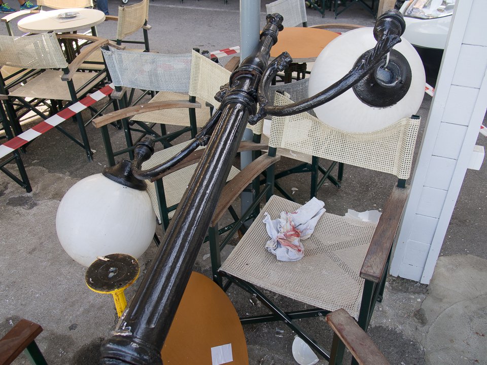 Απίστευτο ατύχημα στα Χανιά -Επεσε η κολόνα και τις πλάκωσε την ώρα που έπιναν καφέ [εικόνες] | iefimerida.gr 7