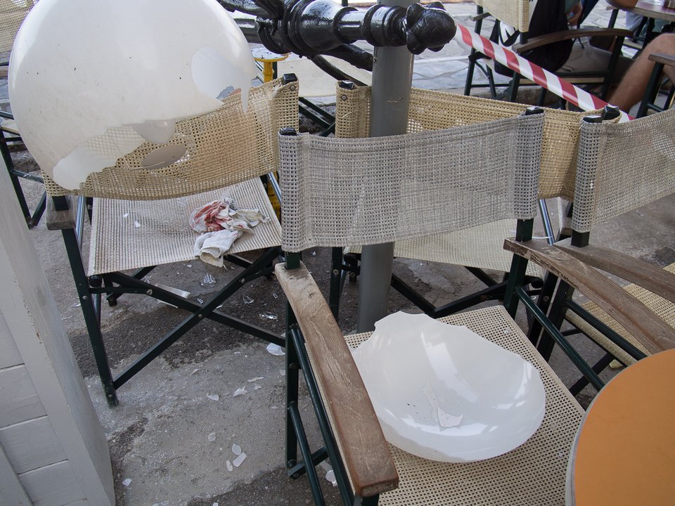 Απίστευτο ατύχημα στα Χανιά -Επεσε η κολόνα και τις πλάκωσε την ώρα που έπιναν καφέ [εικόνες] | iefimerida.gr 3