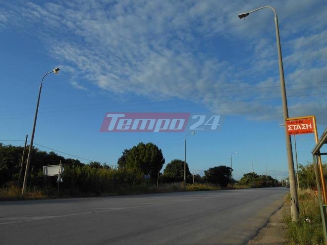 Σοκ στην Πατρών- Πύργου: Κολώνα φωτισμού κρέμεται έτοιμη να πέσει στα κεφάλια περαστικών [εικόνες] | iefimerida.gr 0