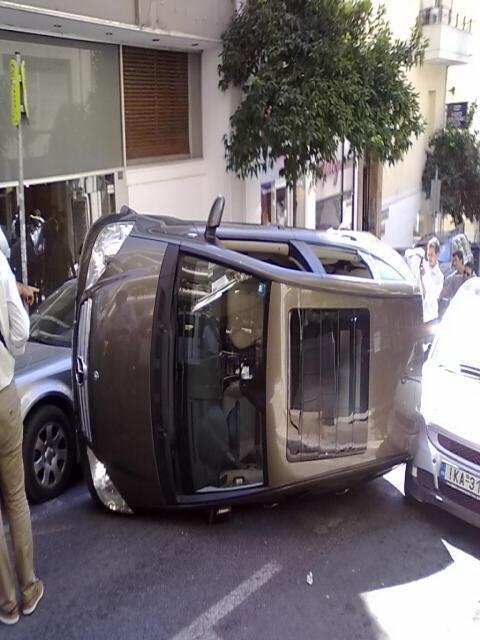 Κι όμως, τα αυτοκίνητα αναποδογυρίζουν και στο Κολωνάκι... [εικόνα] | iefimerida.gr 0