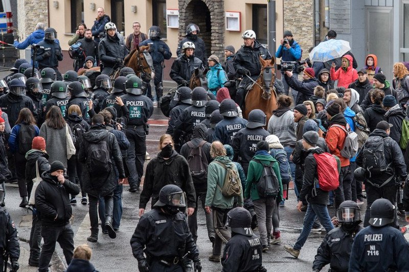 Κολωνία: Επεισόδια σε διαδηλώσεις κατά του ακροδεξιού AfD -Τραυματίστηκαν δύο αστυνομικοί [εικόνες] | iefimerida.gr 0