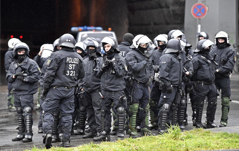 Κολωνία: Επεισόδια σε διαδηλώσεις κατά του ακροδεξιού AfD -Τραυματίστηκαν δύο αστυνομικοί [εικόνες] | iefimerida.gr 1