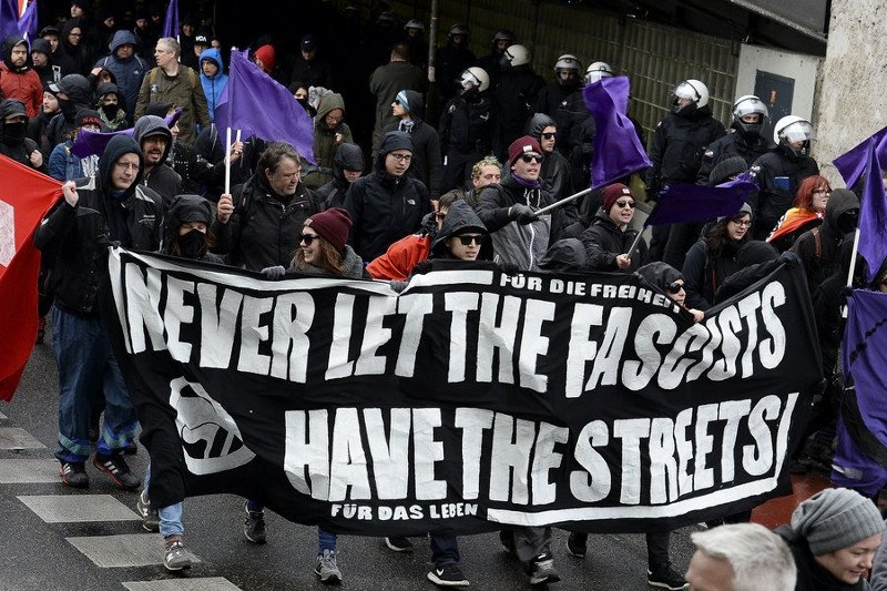 Κολωνία: Επεισόδια σε διαδηλώσεις κατά του ακροδεξιού AfD -Τραυματίστηκαν δύο αστυνομικοί [εικόνες] | iefimerida.gr 2