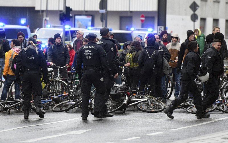 Κολωνία: Επεισόδια σε διαδηλώσεις κατά του ακροδεξιού AfD -Τραυματίστηκαν δύο αστυνομικοί [εικόνες] | iefimerida.gr 3