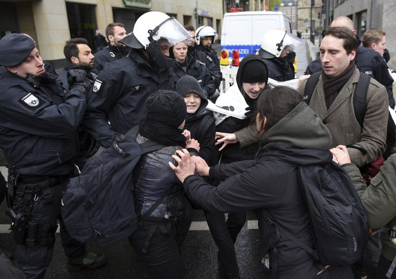 Κολωνία: Επεισόδια σε διαδηλώσεις κατά του ακροδεξιού AfD -Τραυματίστηκαν δύο αστυνομικοί [εικόνες] | iefimerida.gr 4