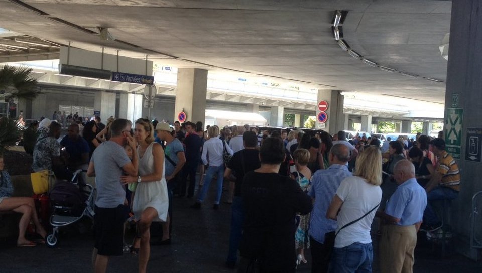 Λήξη συναγερμού στο αεροδρόμιο της Νίκαιας -Απομακρύνθηκαν οι  «ύποπτες» αποσκευές [εικόνα & βίντεο] | iefimerida.gr 0